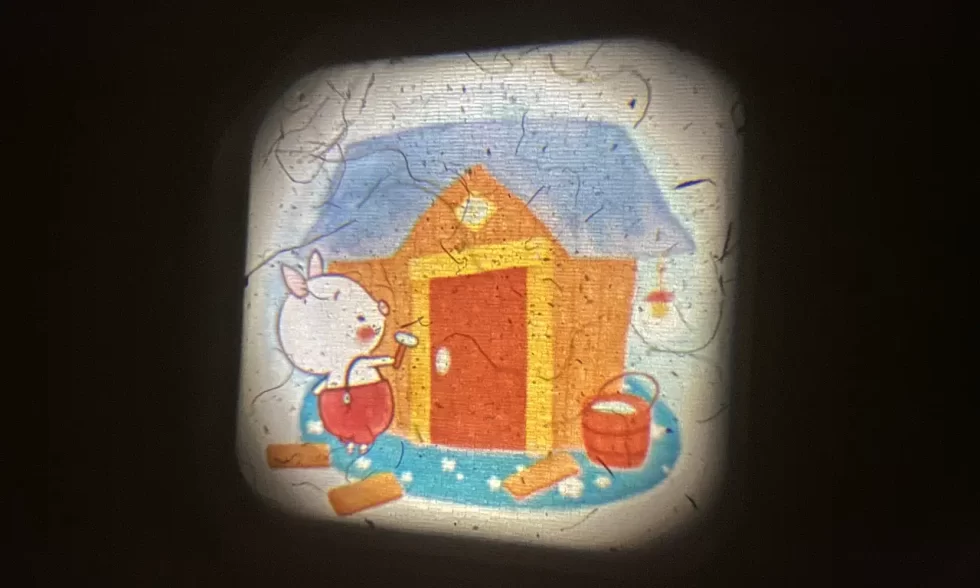 放置したディスクの映像を写した、ホコリまみれの映像