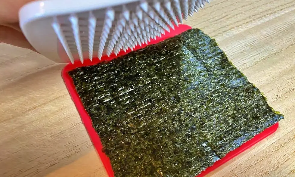 パリパリのり切り隊で海苔に穴をあけるところ