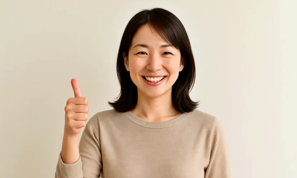 グッドポーズをする女性