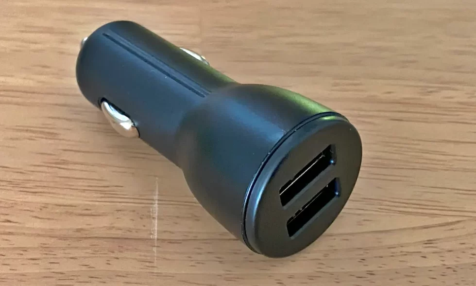 プラズマクラスターイオン発生機に付属しているカーアダプター
