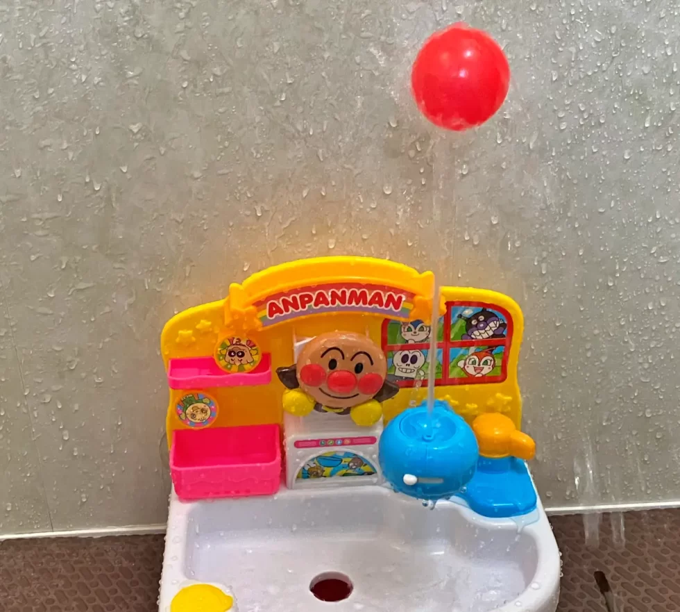 キレ★ピカシンクの噴水によって赤いボールが浮かんているところ