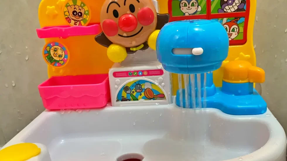 キレ★ピカシンクのシャワーから水が出ている写真