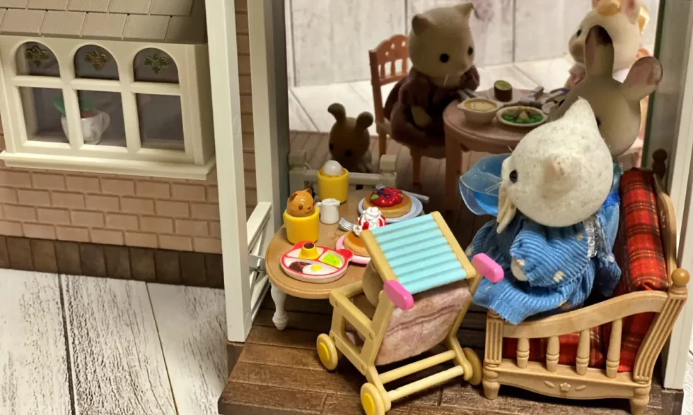 「トナカイきょうだいとクリスマスホリデーロッジ」のテラスで食事をする風景