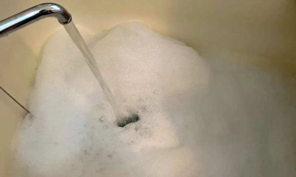 あわあわランドで泡風呂を作っている様子