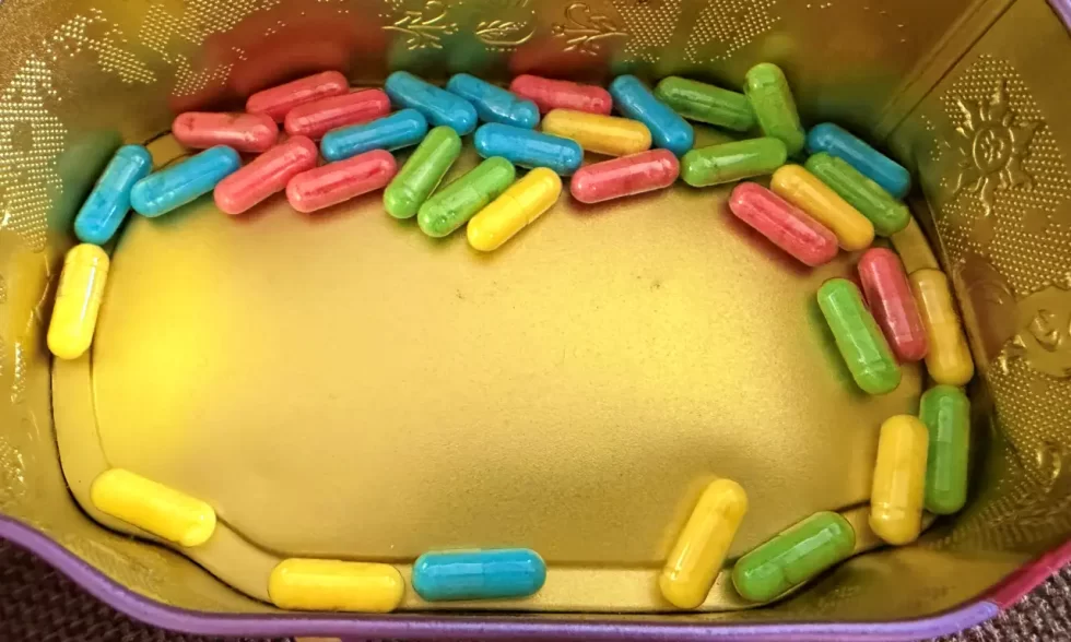 カプセルを缶にまとめている画像