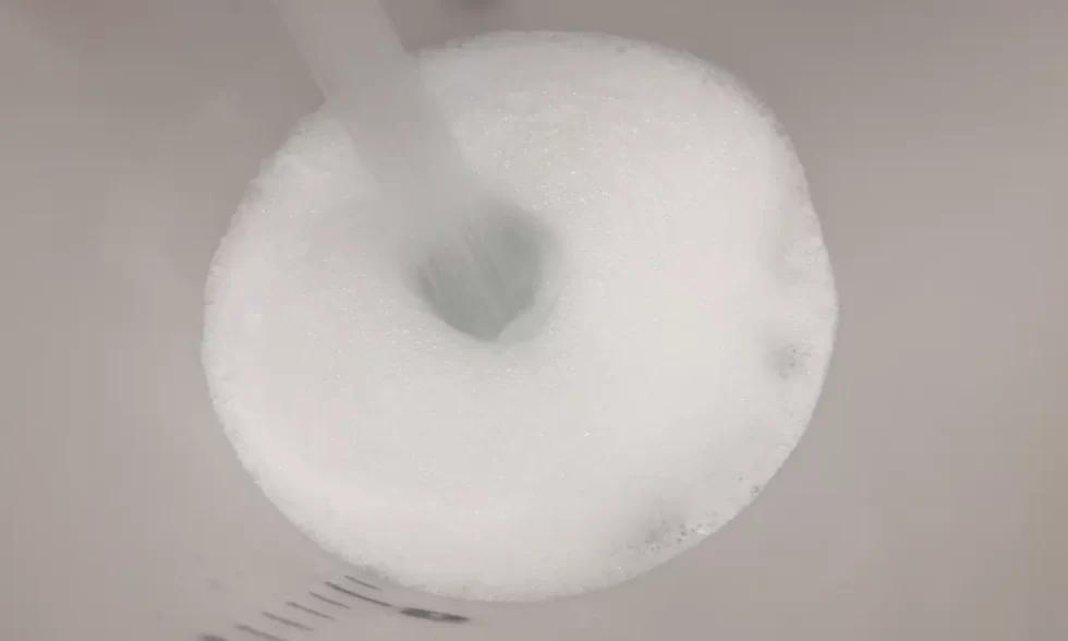 セフターEをバケツで溶かしている画像