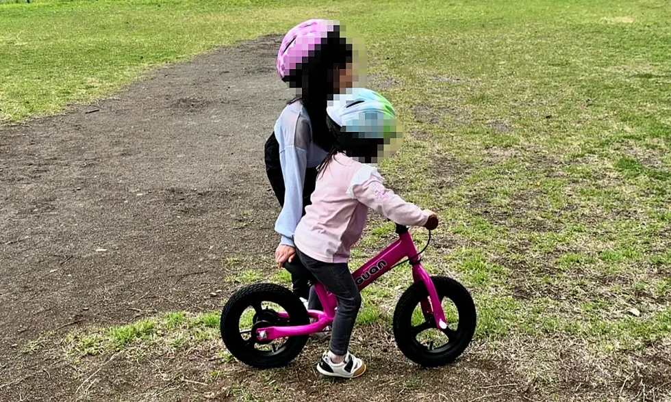 実際にキックバイクに乗っている娘と支える姉