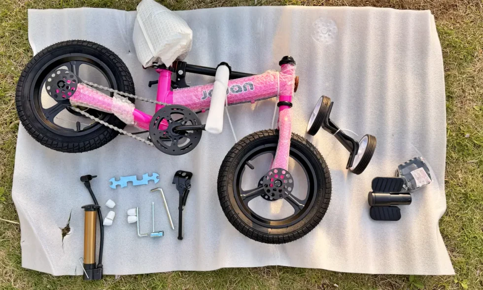 3WAYキッズバイクの組み立て前パーツ